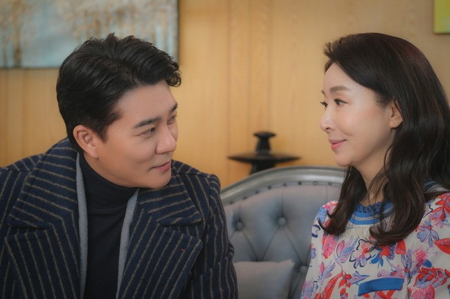 Get the couple blue.Lee Tae-gon and Kim bo-yeon, the marriage song divorce compositions, present the peak of shock with the risky million surprise ball kiss.TV CHOSUN weekend mini-series Marriage Writer Divorce Composition (Phoebe, Lim Sung-han)/direction Yoo Jung-joon, Lee Seung-hoon/Produced (Jidam Media), Green Snake Media/hereinafter combination song) is a well-known 30s, 40s, a story about unimaginable misfortune to three charming heroines in their 50s, and a drama about the dissonance of couples looking for true love.In the second act, which began in the ninth episode, the wandering of the three husbands who first met the affair woman 10 months ago gradually became revealed, causing viewers to be co-ordinated.Her husband, Lee Tae-gon, developed between an affair woman, Ami (Song Ji-in), and a lover, and changed her name from her brother to her own, but she declared that she would not divorce.Lee Tae-gon and Kim bo-yeons dangerous skinship two shots have been released and are attracting attention.In the play, Shin Yu-shin suddenly receives Kiss from Kim Dong-mi.The dizzying behavior of Kim Dong-mi, a stepmother who has touched the ball of Shin Yu-shin and Shin Yu-shin, who gave her cheeks in jeopardy, is blowing a decision to explode suspicion.I wonder why Shin Yu-shin, who has been revealed to be a friend of her mother, has shared a surprise skinship with her stepmother Kim Dong-mi, and what happened between the two people is being amplified.The scene of the surprise skinning, which is beyond imagination, is 40sI want you to look forward to seeing if the truth of Shin Yu-shin and Kim Dong-mi will be revealed in the combination song, which ends the season two days later, he said.Broadcast at 9 p.m. on the 13th. (Photo Provision = Jidam Media Co., Ltd.)