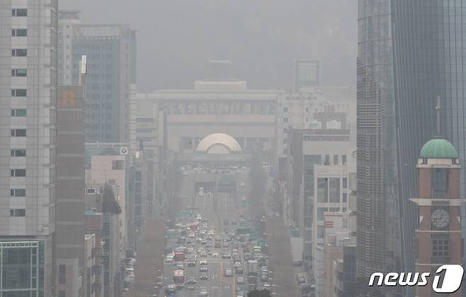 수도권 고농도 미세먼지 '비상저감조치'가 발령된 12일 오후 서울 서초구 누에다리에서 바라본 도심이 뿌옇게 보이고 있다. 2021.3.12/뉴스1 © News1 이재명 기자