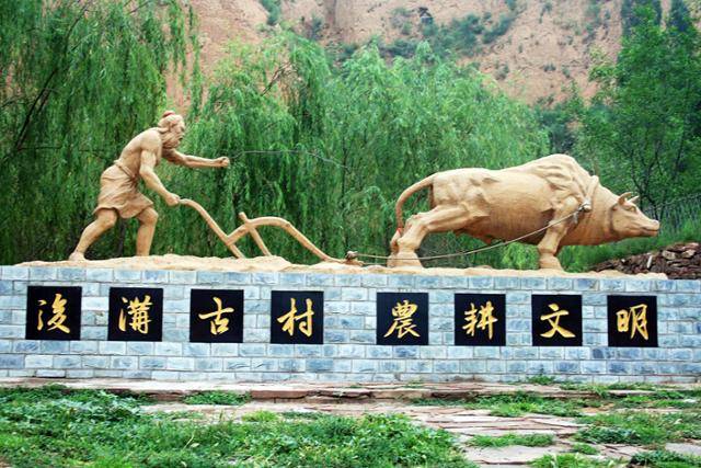 허우거우고촌 입구의 '농경문명' 조각상. ⓒ최종명