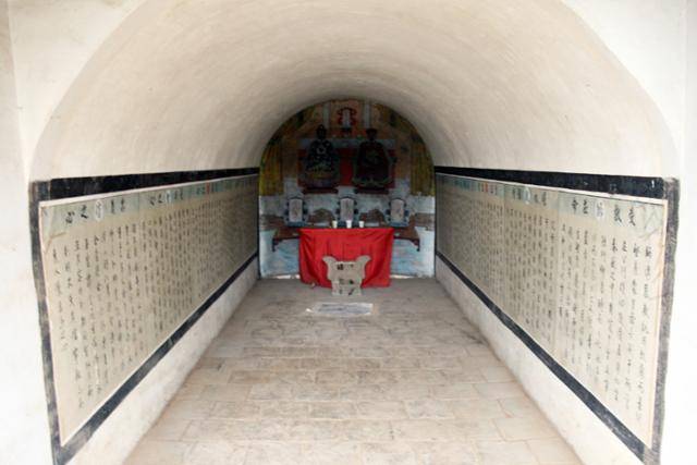 허우거우고촌 장가사당의 요동에 있는 신위. ⓒ최종명