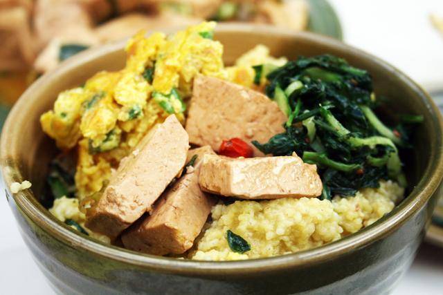 허우거우고촌 객잔의 조밥과 반찬. ⓒ최종명