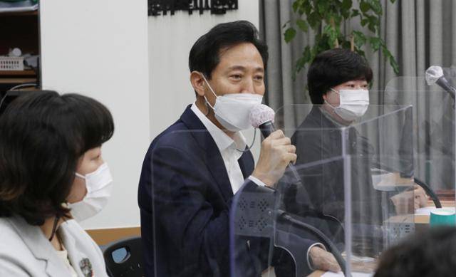 오세훈(가운데) 국민의힘 서울시장 후보가 12일 오전 서울 영등포구 서울시사회복지사협회에서 열린 사회복지시설단체 대표자들과 간담회에서 인사말을 하고 있다. 뉴시스