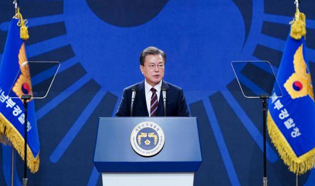 문재인 대통령이 12일 충남 아산 경찰대학에서 열린 신임 경찰 경위·경감 임용식에 참석해 축사하고 있다. 연합뉴스