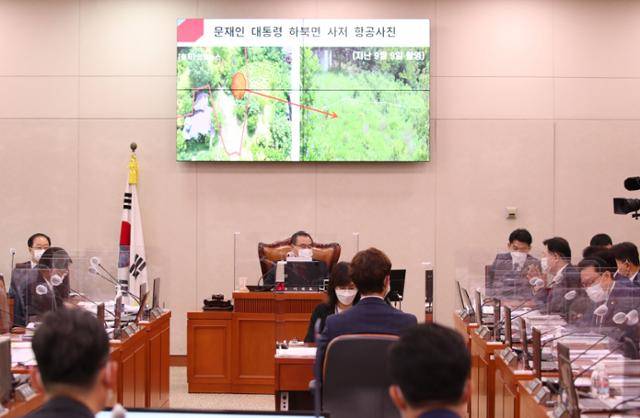 지난해 10월 국회 농림축산식품해양수산위원회의 국정감사에서 문재인 대통령 사저 부지에 대한 질의가 이어지고 있다. 안병길 국민의힘 의원은 "문재인 대통령의 경남 양산시 사저 부지는 농지법 위반"이라며 "사저를 지으려면 대지를 사면 되는데 농지법이 만만한 법이냐"고 지적했다. 오대근 기자