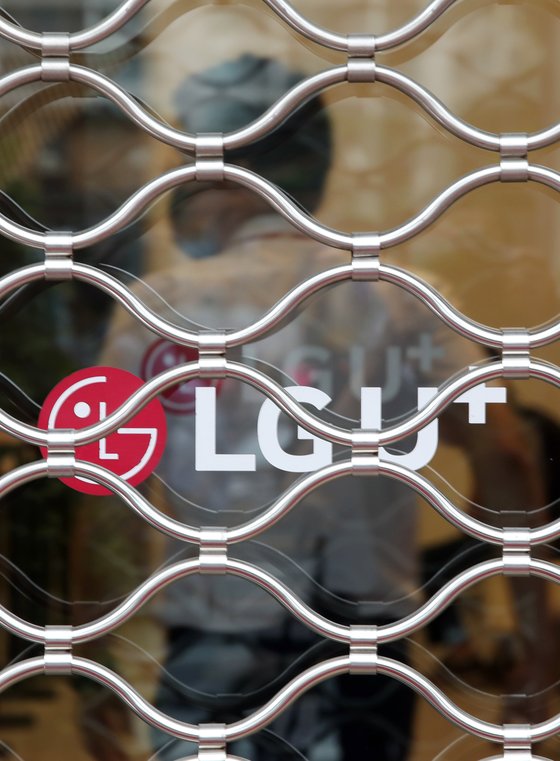 미국은 동맹국에 중국 통신장비업체 화웨이와의 거래 중단을 촉구한다. LG유플러스 5G 통신망에도 화웨이 장비가 쓰인다. 사진은 서울 용산구 LG유플러스 용산사옥. 연합뉴스