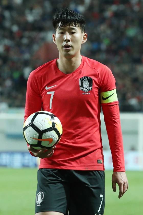 지난 2018년 10월12일 오후 마포구 서울월드컵경기장에서 열린 KEB하나은행 초청 축구 국가대표팀 친선경기 대한민국과 우루과이의 경기에서 후반전 손흥민이 코너킥을 차기 위해 이동하고 있다. /사진=뉴스1