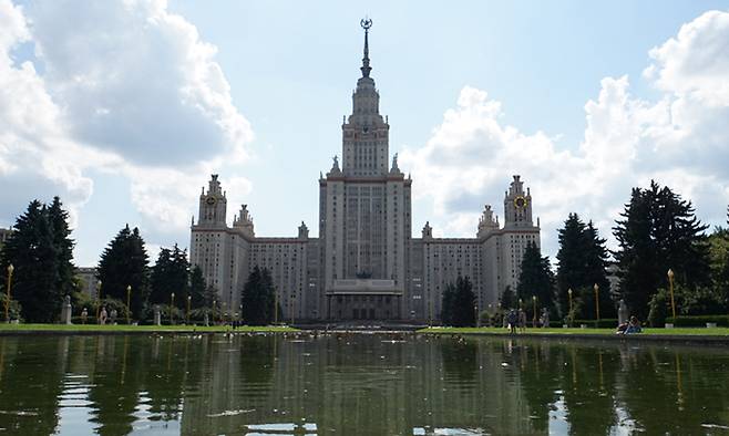 모스크바 국립 대학교(MGU). 대표적인 스탈린주의 건축 양식이면서 위대한 과학자와 수학자들을 배출한 250년의 역사를 자랑하는 세계적인 종합대학교이다.