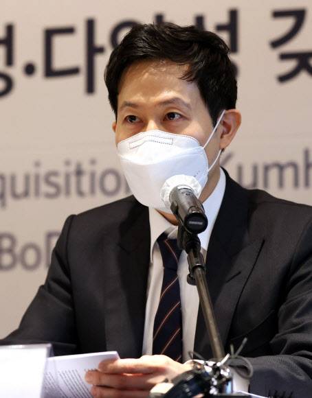 박철완 금호석유화학 상무 - 금호석유화학 경영권 분쟁에 나선 박철완 상무가 11일 오전 서울 중구 웨스틴조선호텔에서 연 기자간담회에서 금호석유화학 기업가치 제고를 위한 제안을 발표하고 있다. 2021.3.11 연합뉴스
