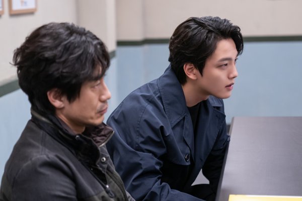 JTBCs Golden Monster (director Shim Na-yeon, playwright Kim Soo-jin) revealed the appearances of Lee Dong-sik (Shin Ha-kyun), Hanju One (Yeo Jin-goo), and Gangjin High School Muk (Lee Kyu-hoe), who are engaged in a tense psychological war in the statement investigation room on the 13th, ahead of the 8th broadcast. create a self.Then, Lee Dong-sik, Hanju One, who went down to Busan, will be able to find decisive evidence to prove the allegations of Gangjin High School.Gangjin High School Mook was arrested in the last broadcast.Gangjin High School The old man set a trap to conceal Kang Min-jung (Kang Min-ah) body, but Lee Dong-sik and Han-joo, who discovered his number, hit the scene and gave a thrill.It was revealed that Lee Dong-siks suspicious act, which exhibited the cut fingers in front of the Manyang Super, was a big picture to catch Gangjin High School Muk.JTBCs Drama Monster will be broadcast at 11 p.m. today (13th).Photos: Celltrion Entertainment and JTBC Studio