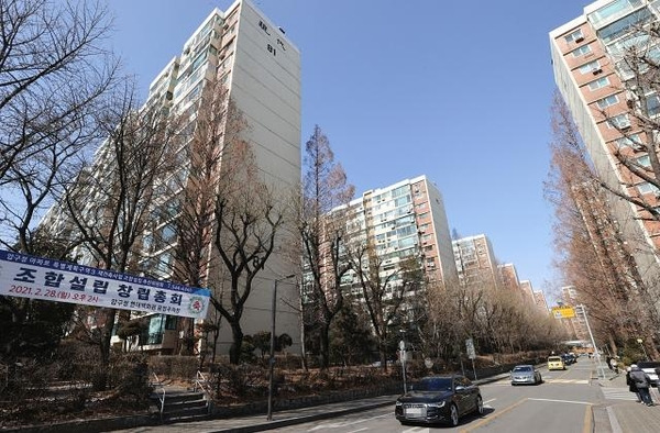 지난 2월 서울 강남구 압구정동 한 재건축 아파트 단지 모습. /연합뉴스