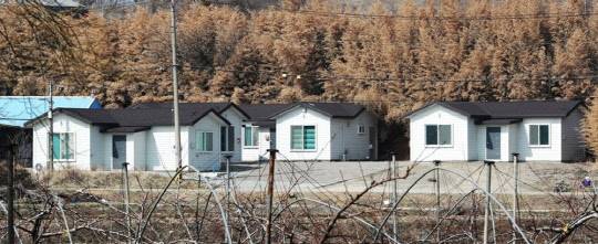 세종국가산업단지 예정 부지로 알려진 세종시 연서면 와촌리 일대에 사람이 거주하지 않는 조립식 주택이 촘촘히 들어서 의혹을 부풀리고 있다. <연합뉴스>