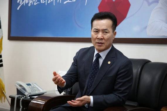 박용현 공인중개사협회 회장이 파이낸셜뉴스와의 인터뷰에서 부동산 대책, 중개보수 개편 등 현안에 대해 '소통'을 강조하고 있다. 공인중개사협회 제공