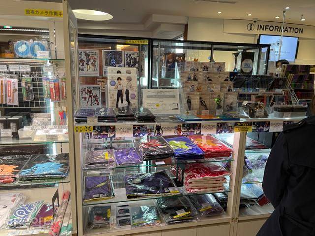 12일 낮 일본 도쿄 신주쿠역 인근 한 극장에서 '신세기 에반게리온' 관련 상품을 판매하고 있다. 도쿄=최진주 특파원