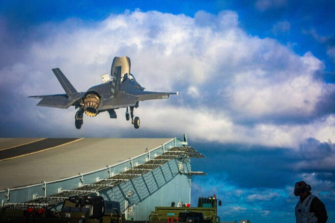 미 해병대 F-35B가 영국 항모 퀸엘리자베스에 설치된 스키점프대를 통해 이륙하고 있다. 미 해병대 제공