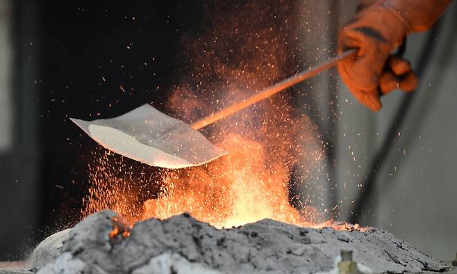 안성주물공장 용광로가 활활 타오르고 있다. 용광로의 온도는 2100℃ 이상이다.
