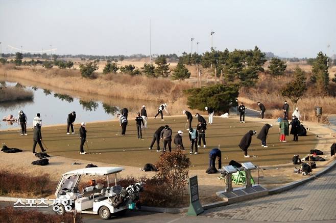 2021 KPGA 윈터투어 1회 대회에서 선수들이 퍼트 훈련을 하는 모습. KPGA 제공