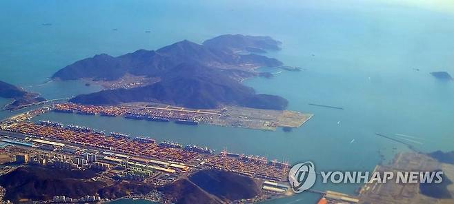 부산 가덕도와 신항 (부산=연합뉴스) 조정호 기자 = 신공항 건설이 추진되는 부산 강서구 가덕도.아래는 부산항신항. 사진은 지난 4일 촬영한 모습이다. 2021.2.25 ccho@yna.co.kr