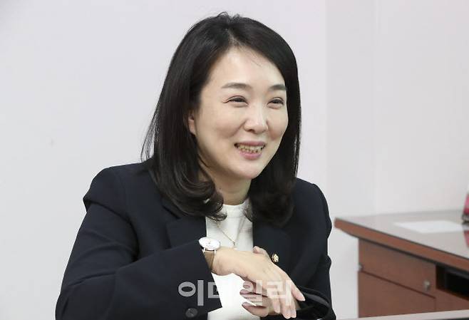 최혜영 더불어민주당 의원이 12일 오후 서울 영등포구 여의도동 국회의사당 의원회관에서 이데일리와 인터뷰를 하고 있다.(사진=이영훈 기자)