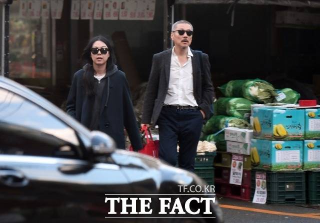 홍상수 감독과 배우 김민희가 2018년 11월 경기도 하남의 한 마트에서 장을 보고 나서고 있다. /더팩트 DB