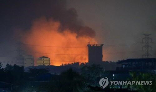 양곤 외곽 산업단지 흘라잉타야 중국인 소유 공장에서 불이 난 모습.   [EPA=연합뉴스]