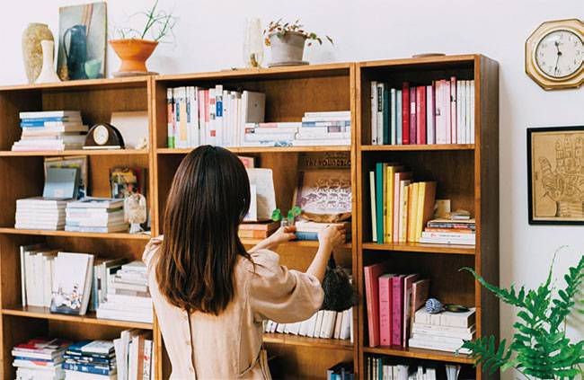 내 집 가꾸기 리추얼 프로그램 참여자가 책장을 정리하고 있다. 사진 밑미