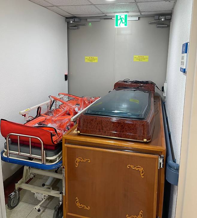 병동에 비치된 관. 코로나 환자가 사망한 경우, 국가에서 지정한 감염병 사망절차에 따라 간호사는 장례를 치르는 과정을 함께하게 된다.