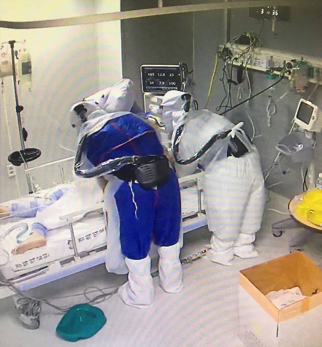 음압 병동에서 환자를 돌보는 간호사들의 모습.