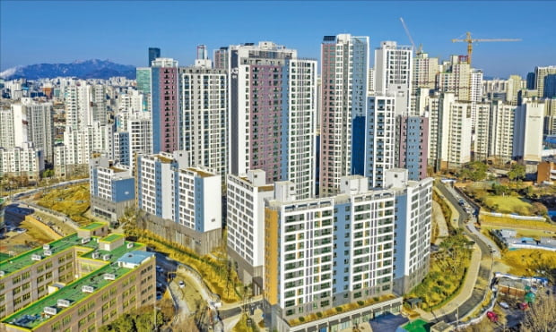 정비사업과 연계된 기업형 임대 시장이 종합부동산세 폭탄을 맞으면서 전세난 우려가 커지고 있다. 지난해 2월 입주를 마친 서울 영등포구 신길센트럴자이.      한경DB