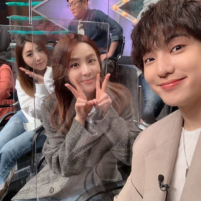 Singer Minzy met with San Daraa Park and Kang Seung-yoon, who were former members of his agency.Minzy wrote in his Instagram on March 15, This combination has been too long.Inside the photo is Minzy, San Daraa Park, and Kang Seung-yoon who found MBC King of Mask Singer shooting scene.The three people are taking selfies together with transparent glass walls between them to comply with the guidelines for the prevention of Corona 19.In response, Minzy added: Smart singer life keeping the rules of prevention. Please expect King of Mask Singer next week.Minzy made her debut with San Daraa Park in 2009 as a group 2NE1; then, in 2016, Minzy left the team after her contract with YG Entertainment ended.Minzy, who is currently a solo singer, has attracted attention by showing off his unchanging friendship with Winner Kang Seung-yoon, who has been in YG Entertainment, including 2NE1 Sandara Park, which he met for a long time.