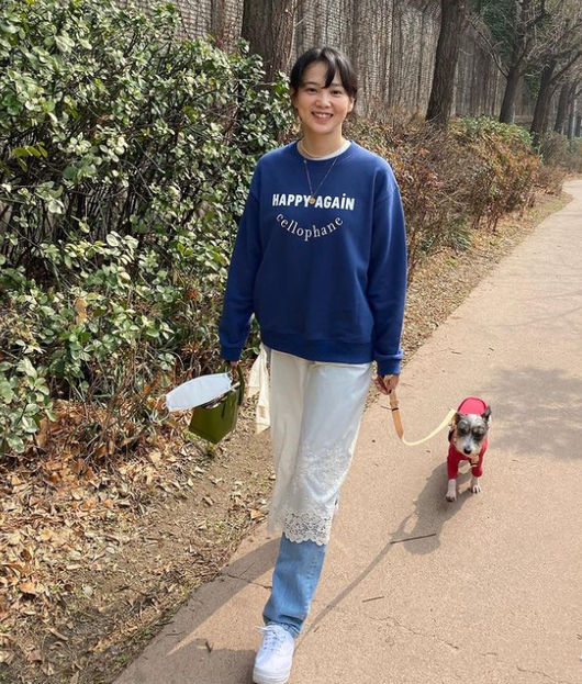 Actor Yoon Seung-ah, 39, showed off his beauty during his unique career and springed the fashionista aspect.Today, Actor Yoon Seung-ah posted a picture with the phrase season of shirts through personal SNS.In the open photo, Yoon Seung-ah is walking along the road alongside Pet.Especially, it layered a lace shirt over jeans, and it captures more fashion sense fans who show off the charm of Yoon Seung-ah.Meanwhile, Yoon Seung-ah and Kim Moo Yeol scored in marriage in April 2015 and have no children.Recently, the couple has been building a four-story single-family house in Yangyang, Gangwon Province, and fans have been attracted to it.Yoon Seung-ah