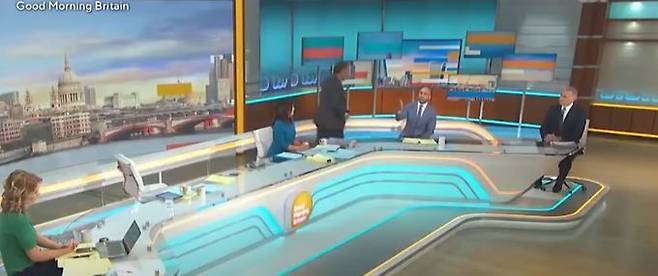 자리를 떠나는 피어스 모건(왼쪽에서 세 번째). Entertainment Tonight 유튜브 캡처