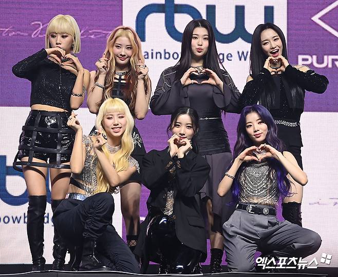 On the afternoon of the 15th, the girl group Purple Kiss debut Showcase was held at the Seoul Gwangjang Dong Yes24 Live Hall.Purple Kiss, who attended the showcase on the day, has photo time.