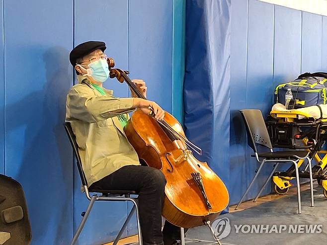 백신 맞고 첼로 연주하는 요요마 [AFP/버크셔커뮤니티칼리지=연합뉴스]