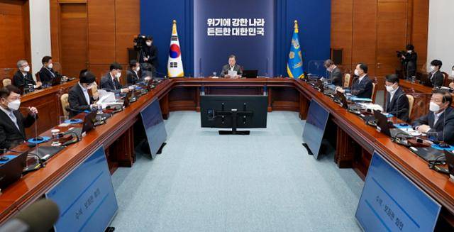 문재인 대통령이 15일 청와대에서 열린 수석·보좌관회의에서 발언을 하고 있다. 연합뉴스