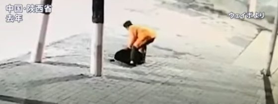 지난해 중국에서는 청소원을 빙자해 맨홀 80개를 훔친 남성이 적발됐다. [웨이보]