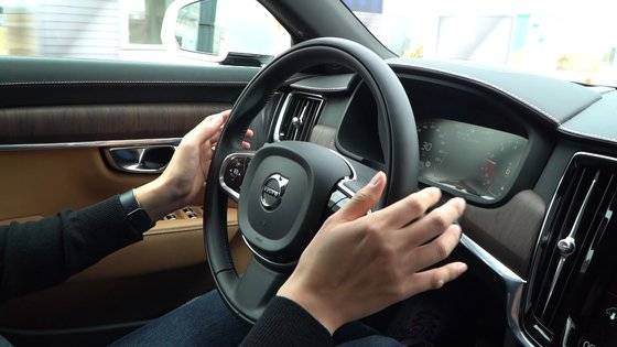 지난 7일 경기 화성시 자동차안전연구원 K-시티에서 중앙일보 올해의 차 심사위원이 볼보 S90 운전석에 앉아 자율주행 테스트를 하고 있다. 사진 오토뷰