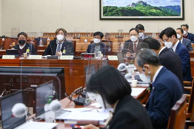 [서울=뉴시스]김진아 기자 = 12일 서울 여의도 국회 환경노동위원회에서 필수노동자 보호를 위한 입법공청회가 열리고 있다. (공동취재사진) 2021.03.12. photo@newsis.com