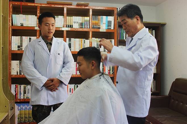 군인 장병 이발 봉사(기사 내용과 직접 관련 없음). 육군 제공