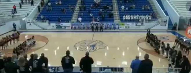 무릎 꿇은 미 노먼고교 농구단 국가가 나오자 무릎을 꿇은 노먼고(왼쪽). 트위터 발췌. 재판매 및 DB 금지.