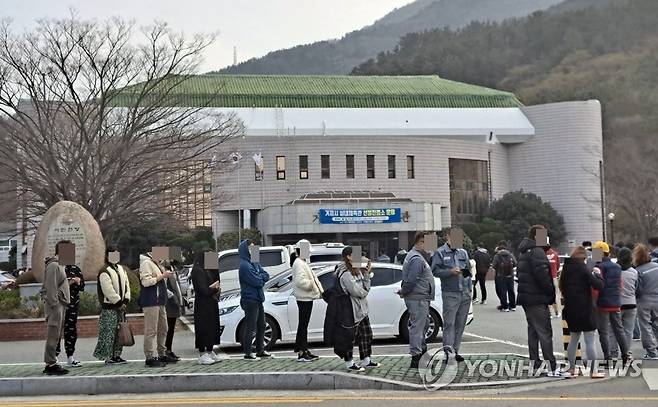 거제 선별진료소 길게 늘어선 줄 지난 3월 15일 경남 거제체육관에 차려진 선별진료소에 코로나19진단 검사를 받으려는 시민들이 줄을 서 차례를 기다리고 있다. [거제시민 제공. 재판매 및 DB 금지]