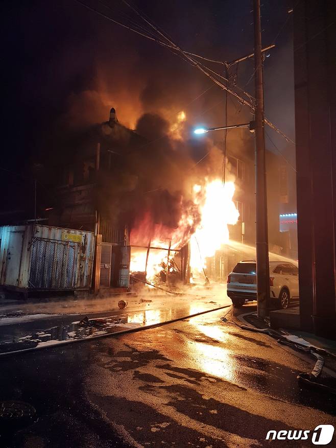 17일 오후 6시28분쯤 전남 순천시 연향동 한 페인트 가게에서 화재가 발생해 소방당국이 진화작업을 하고 있다.2021.3.17/뉴스1 © News1 정다움 기자