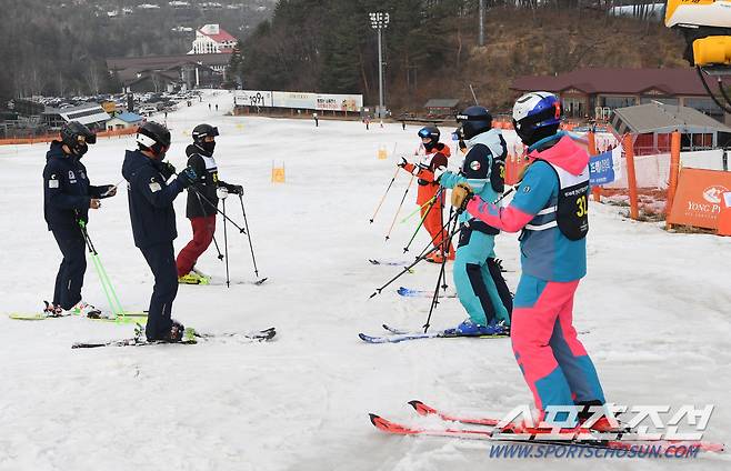 14일 강원도 용평리조트에서 레벨3 티칭 테스트에 응시중인참가자들. 평창=송정헌 기자 songs@sportschosun.com/2021.03.14/