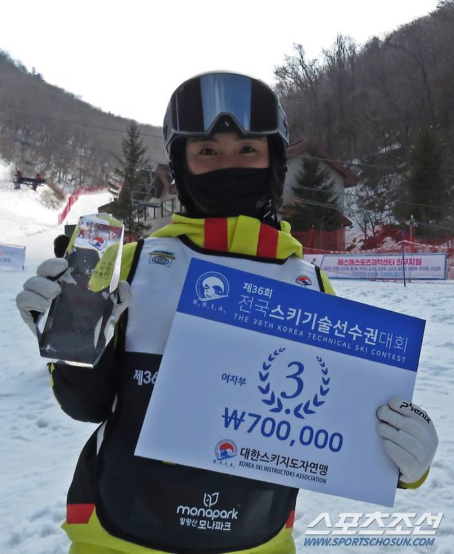 알파인 국대 출신 이현지가 첫 기선전 도전에서 여자부 3위에 올랐다. 이현지는 이날 오후 이어진 레벨3 티칭테스트에도 비선수 출신 동호인들과 함께 도전했다.