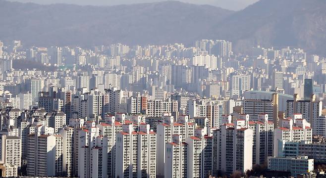 KB국민은행 통계에 따르면 2020년 1∼11월 서울 한강 이북 14개 구 아파트값의 평균 상승률은 12.79%로, 한강 이남 11개 구 평균 상승률(10.56%)보다 높았다. 사진은 남산에서 바라본 강북 아파트 모습./연합뉴스