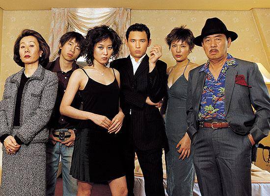 영화 ‘바람난 가족’의 출연진들. 윤여정은 외도를 아들과 며느리에게 당당히 밝히는 노년 여인을 연기했다. 명필름 제공