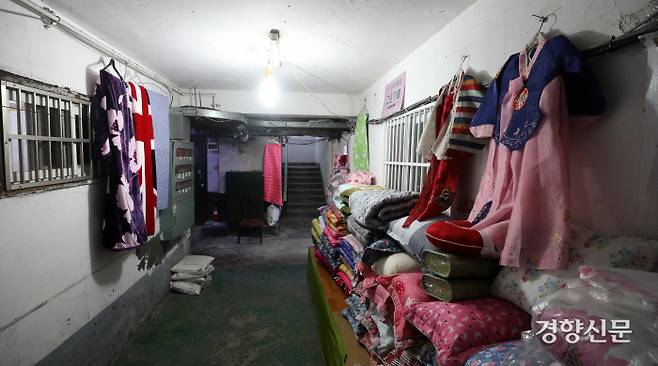 아파트 2층에 있는 상가에 이불과 한복이 진열되어 있다. / 권도현 기자