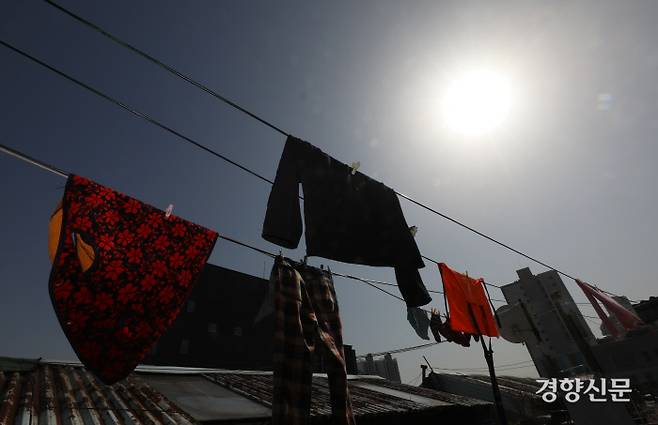 아파트 옥상에 빨래가 널려있다. / 권도현 기자