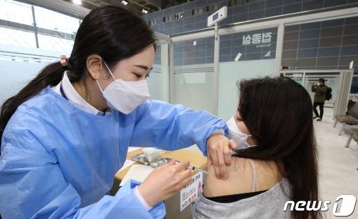 (천안=뉴스1) 김기태 기자 = 17일 오전 충남 천안시 서북구 실내테니스장에 마련된 예방접종센터에서 실시된 지역 예방접종센터 모의훈련에서 접종대상자들이 백신을 접종받고 있다. 2021.3.17/뉴스1