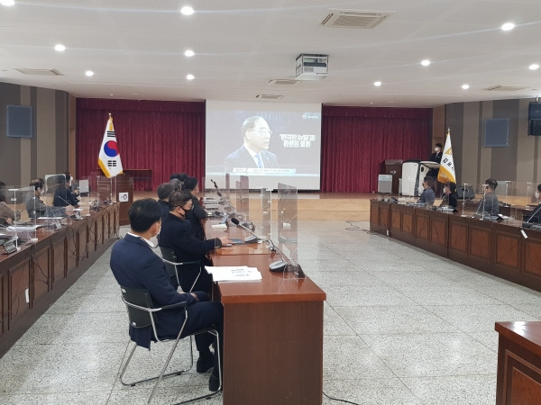 김포시(시장 정하영)는 지난달 26일 발표한 ‘김포형 뉴딜 추진계획’ 실행을 위한 컨트롤타워로 ‘김포형 뉴딜 추진단’을 15일 발족하고 본격적인 뉴딜 대책 이행에 착수했다고 17일 밝혔다. / 사진제공=김포시