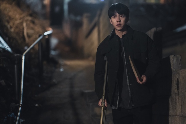 The suspicious trading scene of Mouse Lee Seung-gi has been captured.In the last four episodes of the TVN drama Mouse (playplay by Choi Ran/director Choi Jun-bae/production Highground, Studio Invictus), Predator took Kim Han-guk (Kim Ha-eon) as a hostage and gave an eerie warning, Speak on the air for the reason of killing a child, while Jung Bar-mum (Lee Seung-gi) was in front of a child who is trapped in a secret room wearing a gothman mask. With the ending that appeared on this crutches, I drove the house theater into shock and fear.In the 5th episode of Mouse, which will air on the 17th, Lee Seung-gi meets a man of the question late at night and carefully hands the envelope, raising the tension to the climax.One of the plays is on crutches, one hand with an envelope, and Jung Barm is handing things to a quick service man who is hiding his identity with a helmet.Jung Barm is looking around the stretch of the stretch, which will be seen by anyone, and stands looking at the long time as if he is not relieved after the quick service man leaves.I wonder why the positive man Jung Bah-rum, who did not lose his laughter anytime and anywhere, laughed and gave a cold look, and also wondered whether the authenticity of the question-filled ending that surprised everyone would be revealed.Lee Seung-gi is a unique right-wing actor, and he is praised by the staff for doing his best in every scene in the field.On this day, he arrived at the filming site early on, watched the script, recalled the feelings of the scene, and reviewed the movement with Choi Jun-bae.Lee Seung-gi also finished the shooting with a bright energy without tiredness while repeating the same movement and movement in an uncomfortable state where he had to act with crutches.